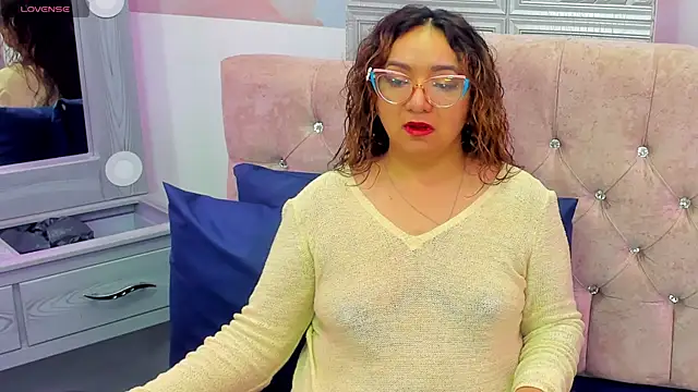 leyla smithh online show from 10/11/25, 12:15