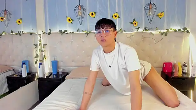 AleAurarashi online show from 10/13/25, 07:25