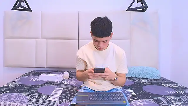 Snapshot of aron_twink66 chatting on 09/21/25, 03:24 aron twink66 online show from 09/21/25, 03:24