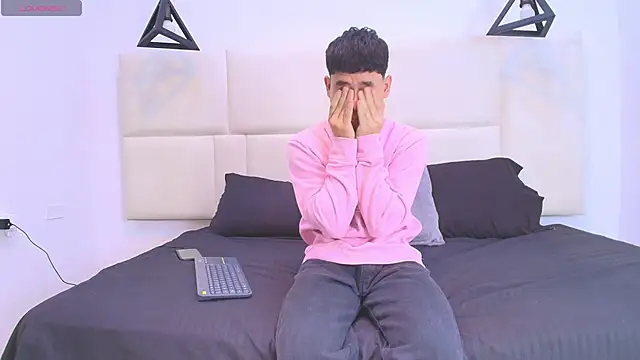 Snapshot of aron_twink66 chatting on 09/25/25, 02:32 aron twink66 online show from 09/25/25, 02:32