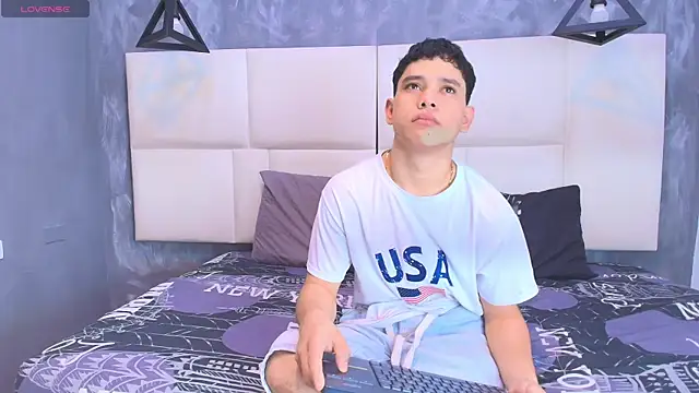 Snapshot of aron_twink66 chatting on 10/04/25, 02:37 aron twink66 online show from 10/04/25, 02:37