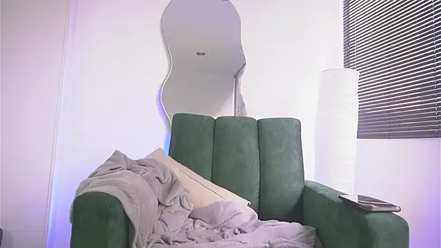 a Malgosia mako online show from 10/05/25, 05:44