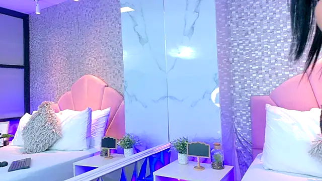 Snapshot of AshleyBaker1 chatting on 12/14/25, 02:33 AshleyBaker1 online show from 12/14/25, 02:33