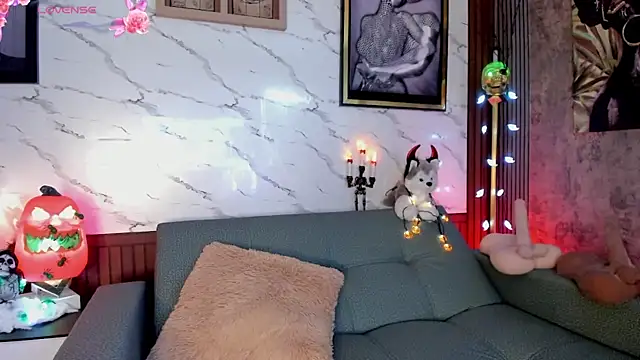 Snapshot of sarawolff chatting on 10/22/25, 02:23 sarawolff online show from 10/22/25, 02:23