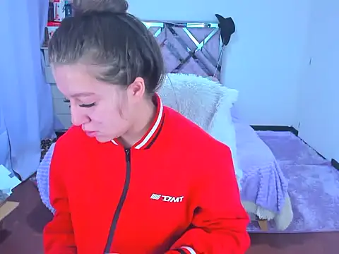 Luna Analya online show from 10/23/25, 10:36