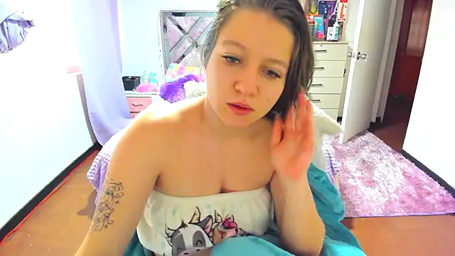 Luna Analya online show from 10/31/25, 11:00