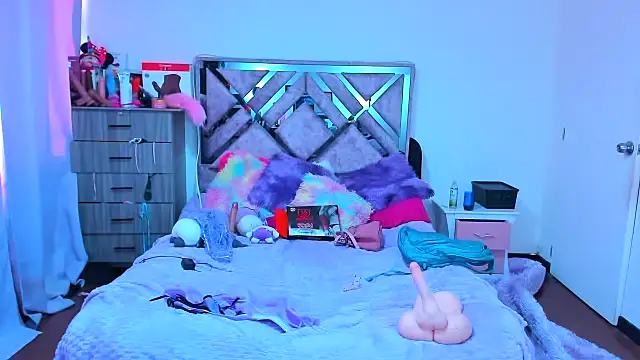 Luna Analya online show from 12/18/25, 12:55