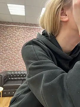 Snapshot of CaitlinSugar chatting on 11/04/25, 04:22 CaitlinSugar online show from 11/04/25, 04:22