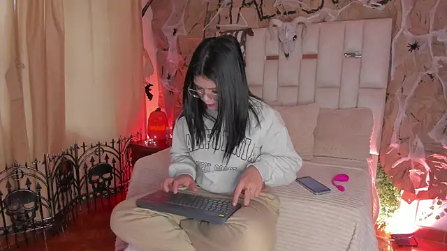 Snapshot of Jade_Nmm chatting on 10/31/25, 12:06 Jade Nmm online show from 10/31/25, 12:06