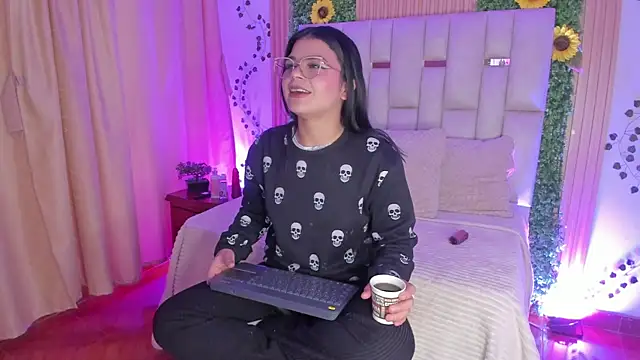 Snapshot of Jade_Nmm chatting on 11/06/25, 01:01 Jade Nmm online show from 11/06/25, 01:01