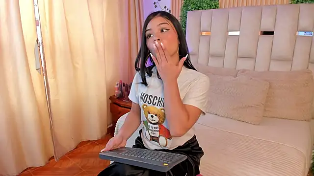 Snapshot of Jade_Nmm chatting on 05/19/26, 05:08 Jade Nmm online show from 05/19/26, 05:08