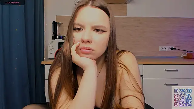 Snapshot of Chloe_loo chatting on 05/17/26, 06:37 Chloe loo online show from 05/17/26, 06:37