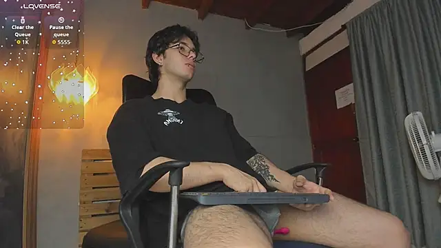 Snapshot of Markuss__ chatting on 02/17/26, 05:48 Markuss online show from 02/17/26, 05:48