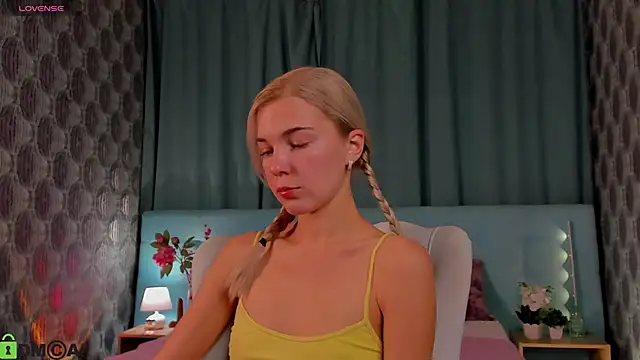 Snapshot of Aurora_Bennet chatting on 09/11/25, 12:33 Aurora Bennet online show from 09/11/25, 12:33