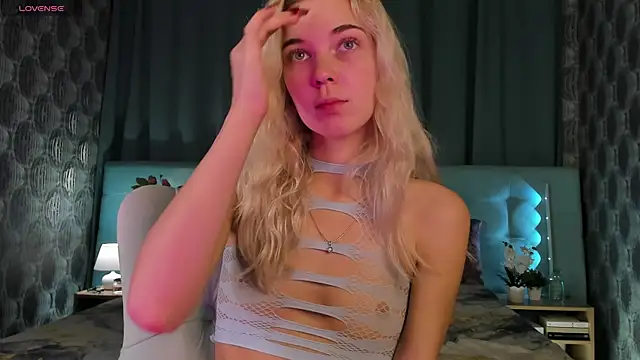 Snapshot of Aurora_Bennet chatting on 09/18/25, 12:01 Aurora Bennet online show from 09/18/25, 12:01