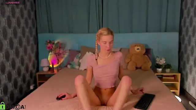 Snapshot of Aurora_Bennet chatting on 10/15/25, 12:55 Aurora Bennet online show from 10/15/25, 12:55