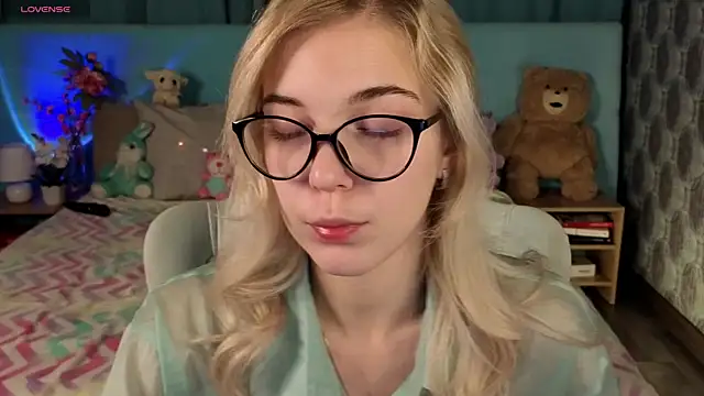 Snapshot of Aurora_Bennet chatting on 11/17/25, 12:38 Aurora Bennet online show from 11/17/25, 12:38