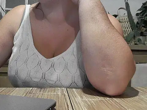 Snapshot of Aambre95Esexy chatting on 09/19/25, 08:31 Aambre95Esexy online show from 09/19/25, 08:31