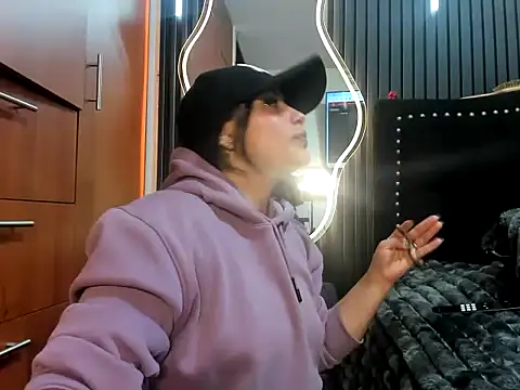 Snapshot of scarletr_red chatting on 10/16/25, 10:44 scarletr red online show from 10/16/25, 10:44