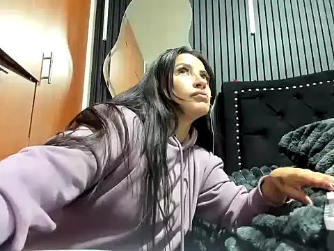 Snapshot of scarletr_red chatting on 10/21/25, 08:31 scarletr red online show from 10/21/25, 08:31