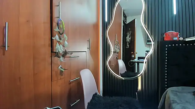 Snapshot of scarletr_red chatting on 12/15/25, 11:09 scarletr red online show from 12/15/25, 11:09