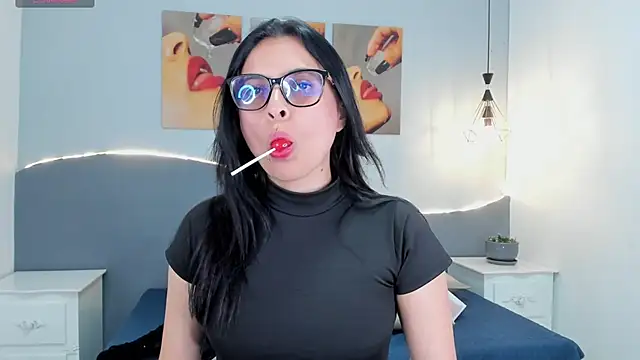 Sara mora  online show from 06/11/26, 07:12