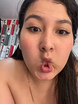 Snapshot of evelyn_1702 chatting on 10/10/25, 03:27 evelyn 1702 online show from 10/10/25, 03:27