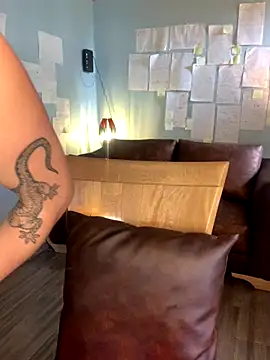 Snapshot of Canneela chatting on 11/15/25, 01:29 Canneela online show from 11/15/25, 01:29