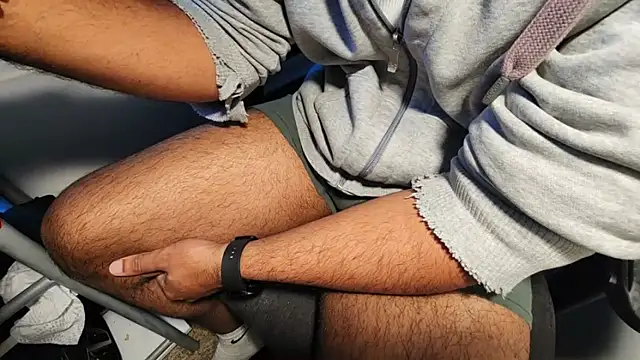 Snapshot of catt18 chatting on 10/17/25, 04:09 catt18 online show from 10/17/25, 04:09