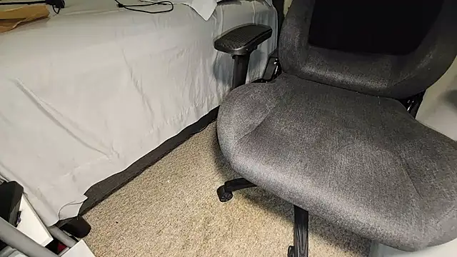 Snapshot of catt18 chatting on 10/30/25, 04:19 catt18 online show from 10/30/25, 04:19