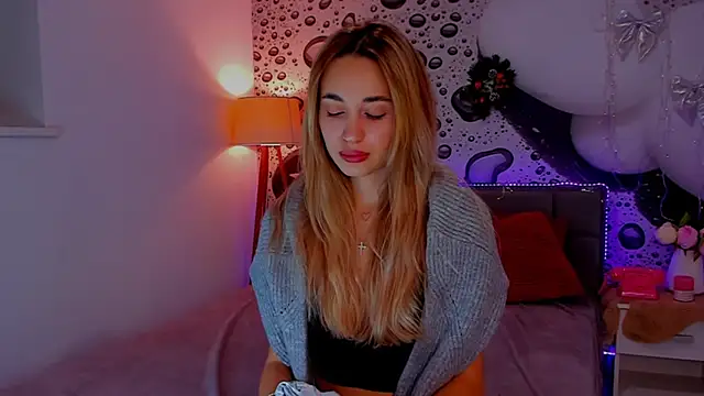 Snapshot of AlexaWilds chatting on 12/20/25, 01:29 AlexaWilds online show from 12/20/25, 01:29