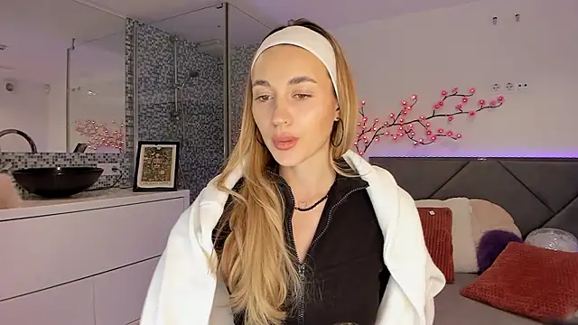 Snapshot of AlexaWilds chatting on 01/17/26, 02:11 AlexaWilds online show from 01/17/26, 02:11