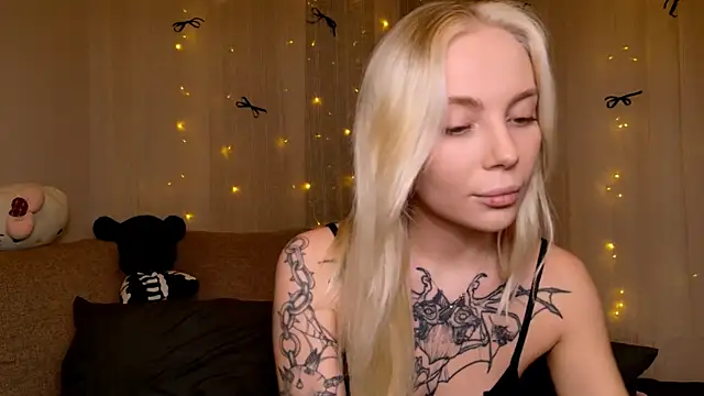 Snapshot of heymilk chatting on 12/19/25, 06:15 heymilk online show from 12/19/25, 06:15