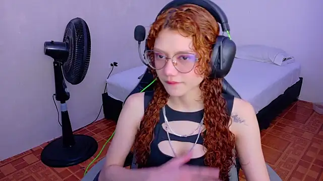 Snapshot of Birdie_0 chatting on 09/09/25, 01:32 Birdie 0 online show from 09/09/25, 01:32