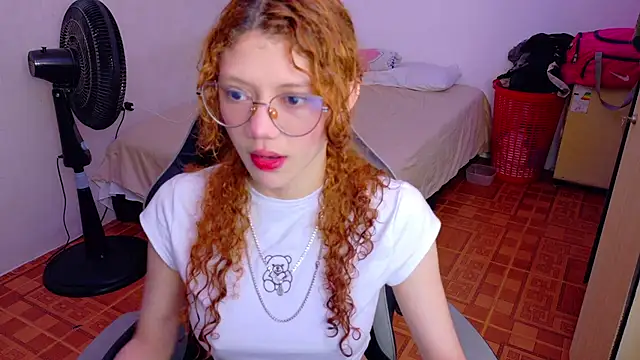 Snapshot of Birdie_0 chatting on 09/17/25, 01:46 Birdie 0 online show from 09/17/25, 01:46