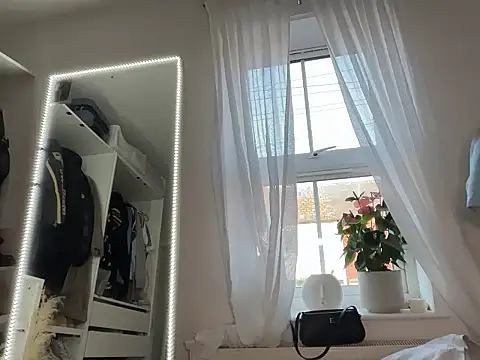 KayleeBella online show from 10/12/25, 04:17