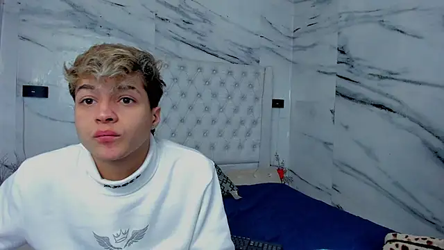 Snapshot of Ari_and_Storm chatting on 09/16/25, 01:23 Ari and Storm online show from 09/16/25, 01:23