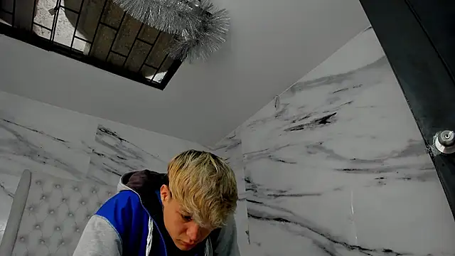 Snapshot of Ari_and_Storm chatting on 09/17/25, 01:46 Ari and Storm online show from 09/17/25, 01:46