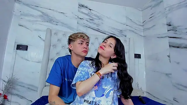 Snapshot of Ari_and_Storm chatting on 09/26/25, 01:20 Ari and Storm online show from 09/26/25, 01:20