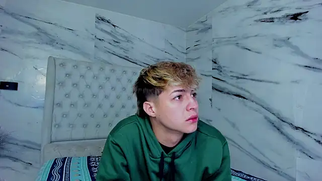 Snapshot of Ari_and_Storm chatting on 10/05/25, 12:36 Ari and Storm online show from 10/05/25, 12:36