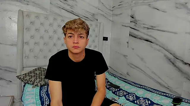 Snapshot of Ari_and_Storm chatting on 10/12/25, 12:04 Ari and Storm online show from 10/12/25, 12:04