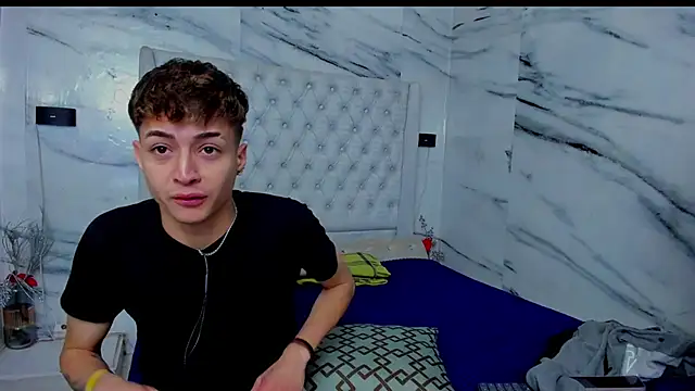 Snapshot of Ari_and_Storm chatting on 11/25/25, 01:33 Ari and Storm online show from 11/25/25, 01:33