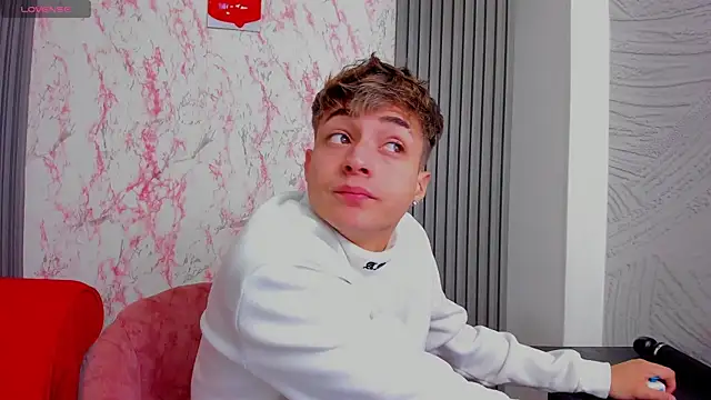 Snapshot of Ari_and_Storm chatting on 11/26/25, 01:45 Ari and Storm online show from 11/26/25, 01:45