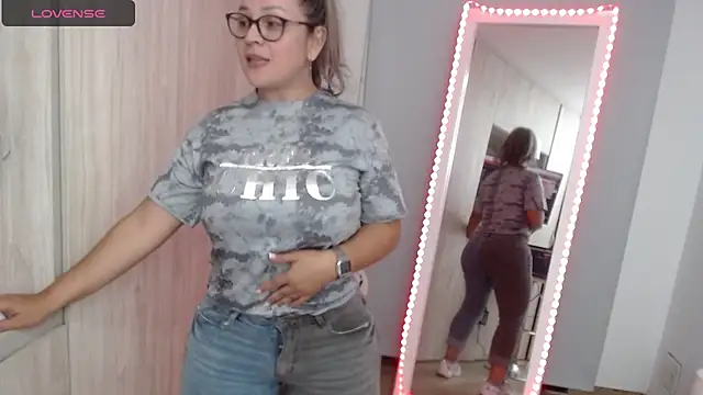 Snapshot of sophie_lopez1 chatting on 12/09/24, 02:45 sophie lopez1 online show from 12/09/24, 02:45