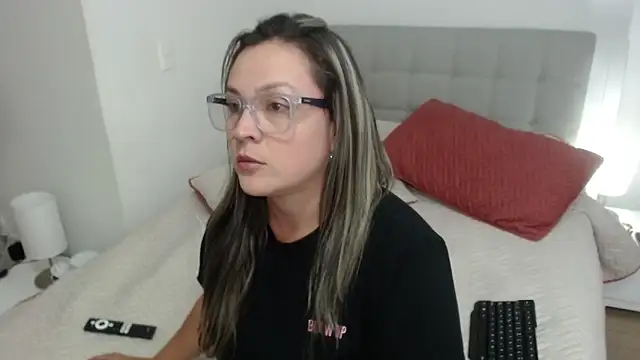 Snapshot of sophie_lopez1 chatting on 09/13/25, 04:23 sophie lopez1 online show from 09/13/25, 04:23