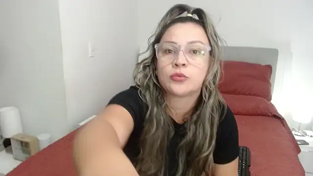 Snapshot of sophie_lopez1 chatting on 10/11/25, 03:39 sophie lopez1 online show from 10/11/25, 03:39