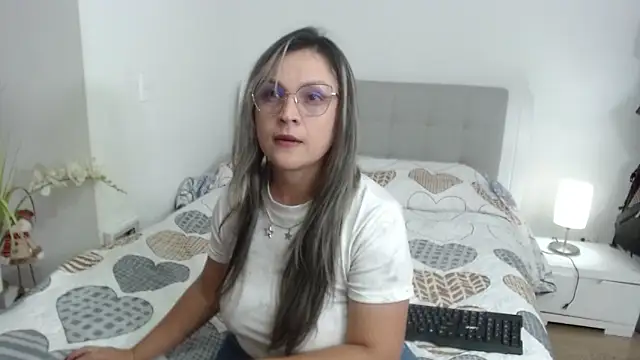 Snapshot of sophie_lopez1 chatting on 11/29/25, 02:58 sophie lopez1 online show from 11/29/25, 02:58