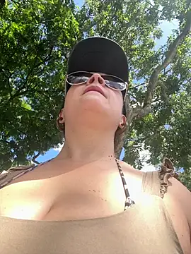 Snapshot of sophie_lopez1 chatting on 06/27/26, 03:39 sophie lopez1 online show from 06/27/26, 03:39