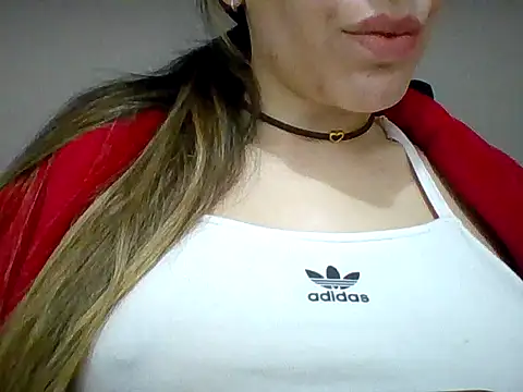 Snapshot of Yasleal chatting on 06/15/26, 01:35 Yasleal online show from 06/15/26, 01:35