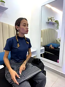 Snapshot of SunshineLizzy chatting on 11/06/25, 01:23 SunshineLizzy online show from 11/06/25, 01:23